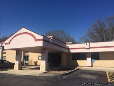 Super 8 By Wyndham Logansport Motel Bagian luar foto