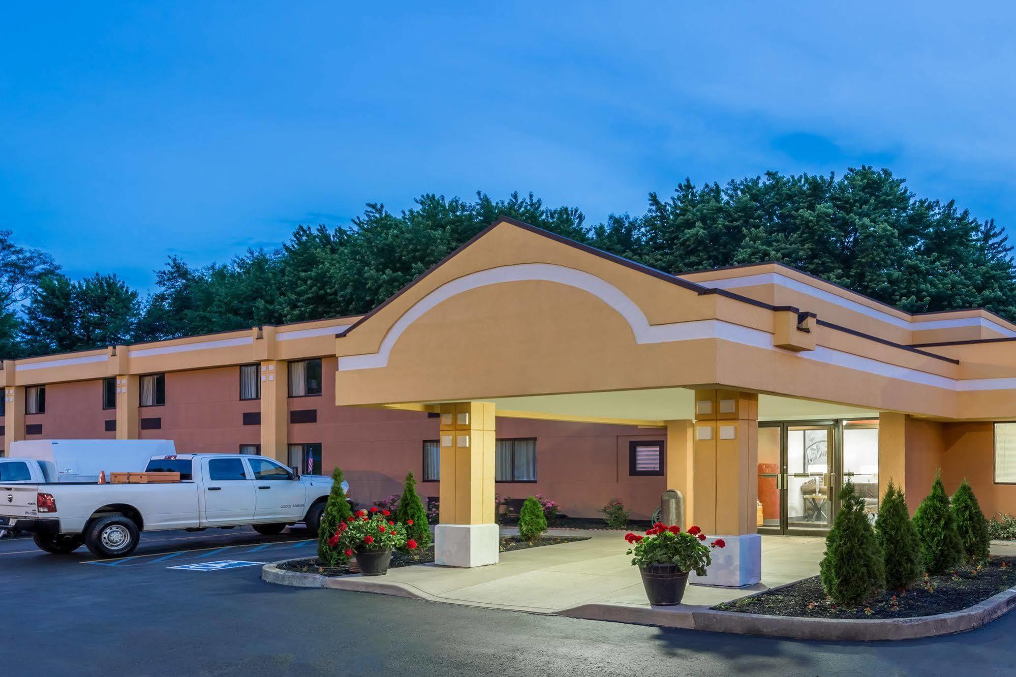Super 8 By Wyndham Logansport Motel Bagian luar foto
