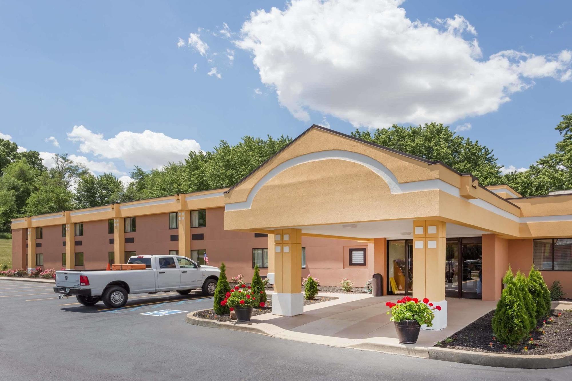 Super 8 By Wyndham Logansport Motel Bagian luar foto
